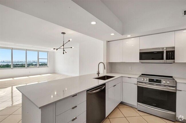 Building Photo - 5600 Collins Ave Unit 16F Rental