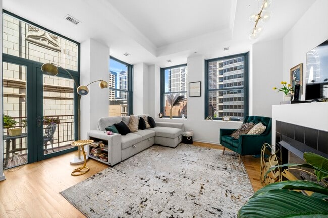 Photo - 208 W Washington St