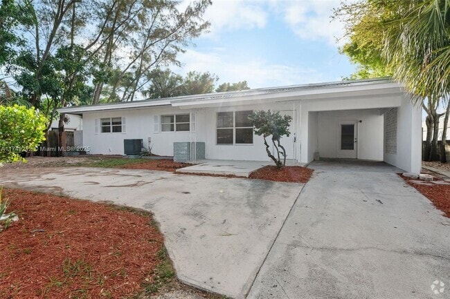 Building Photo - 3061 NE 4th Ave Rental
