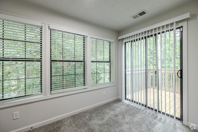1BR, 1BA - 860SF - Sun Room