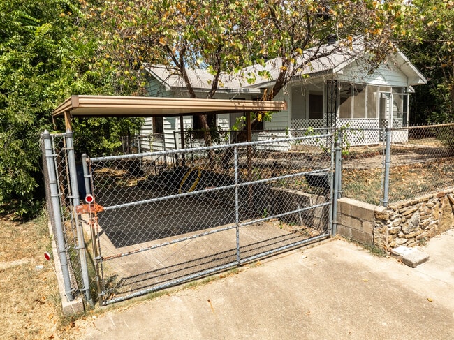Photo - 1609 S R St
