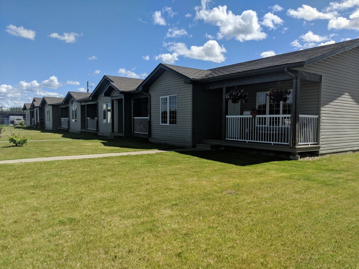 Photo - 1717-1102 102 Ave