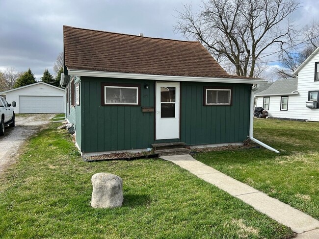 Building Photo - 2 bedroom house, huge 2 car garage, large ...