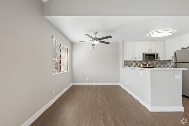 2BR, 2BA - 893SF - Dining Room