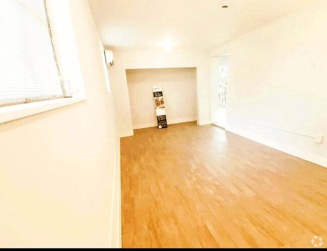 Building Photo - 3608 Taft St Unit Studio Apartment