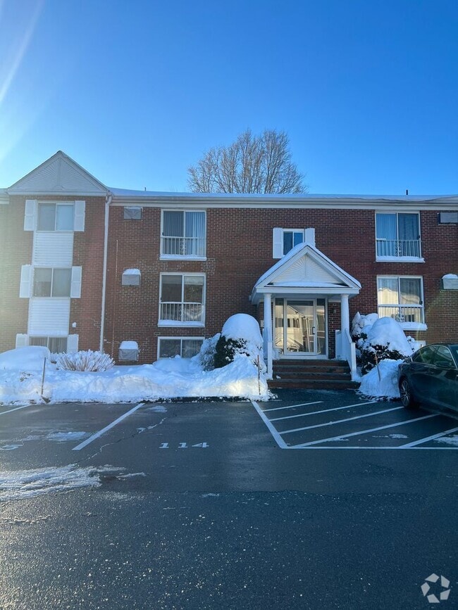 Building Photo - GARDEN LEVEL CONDO: 2 BED/1 BATH: Birchwoo...