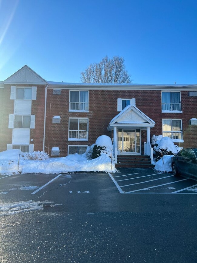 GARDEN LEVEL CONDO: 2 BED/1 BATH: Birchwoo... - GARDEN LEVEL CONDO: 2 BED/1 BATH: Birchwoo...