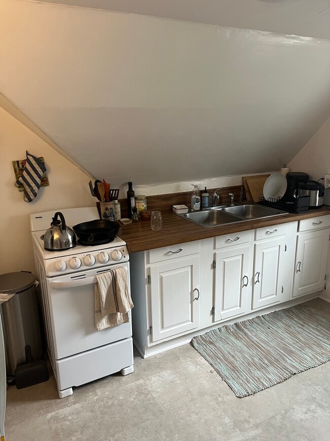 Kitchen #2 - 114 Buell St Unidad #2