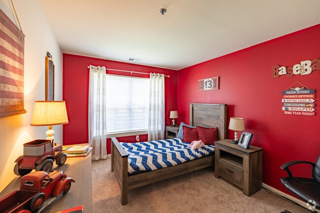 2BR, 2BA - 1,010SF - The Pine II - Bedroom