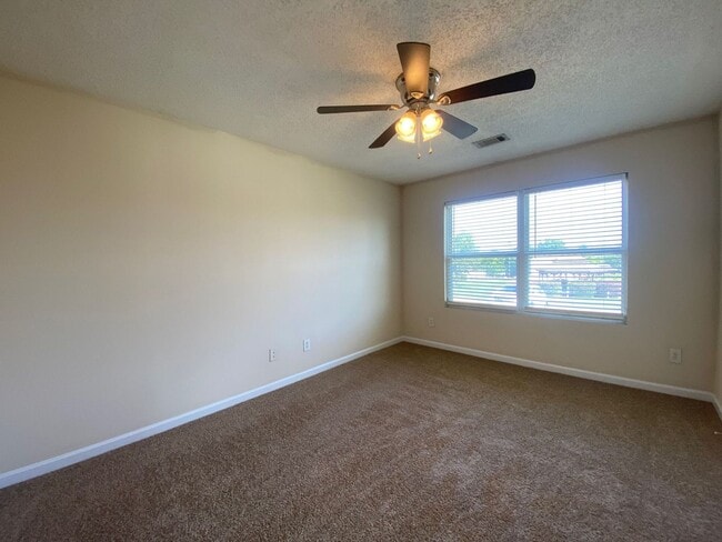 Photo - AVAILABLE FOR IMMEDIATE MOVE IN! ROOMMATE ...