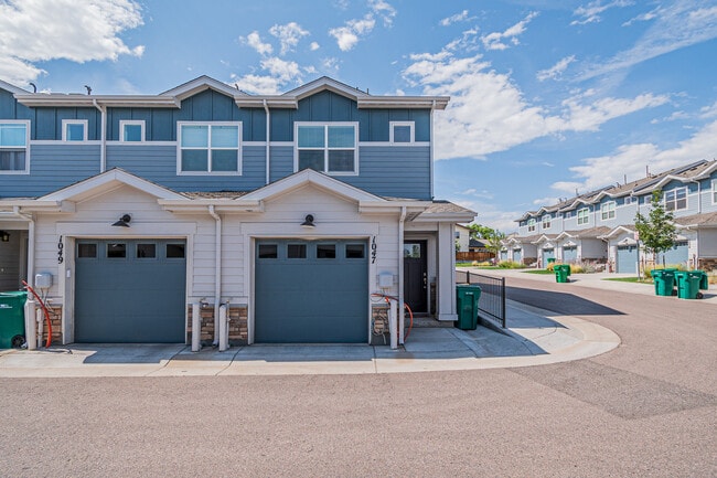 Photo - 1047 Oak Cir