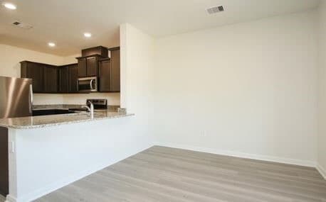 Photo - 545 Bains St