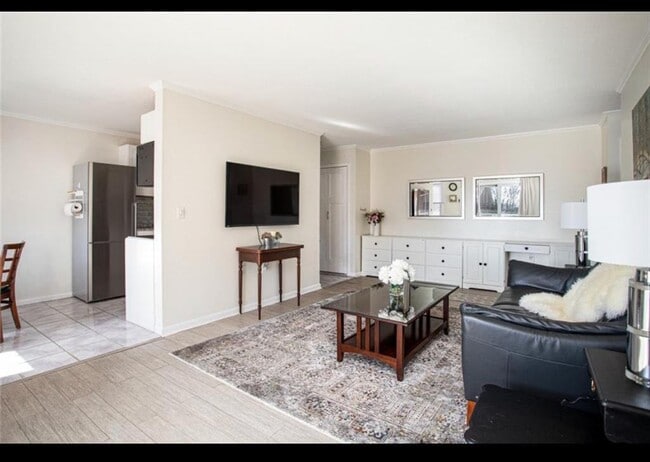 23 Bullocks Point Ave Unit 2C