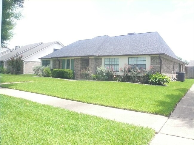 Building Photo - 2803 Green Fields Dr