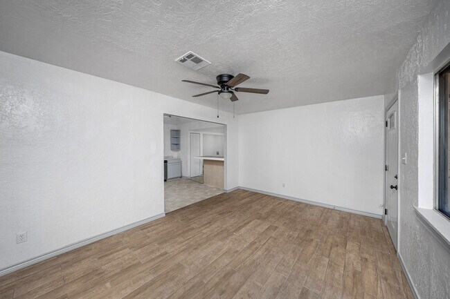 Photo - 508 NW Woodridge Dr