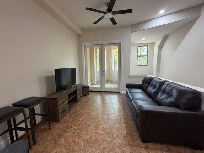 Photo - 555 W 6th St