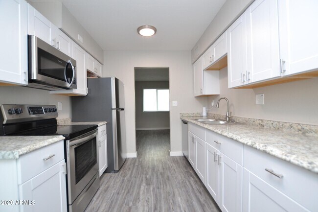 Photo - 2210 W Devonshire Ave Unit 8