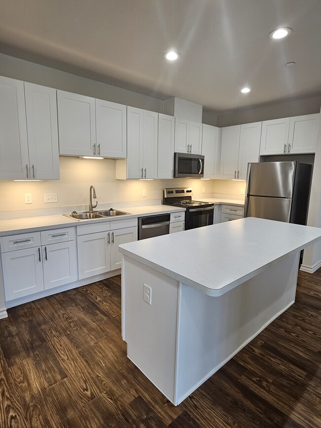 ¡Nuevo Townhome con dos camas! - Towne Oaks Apartamentos