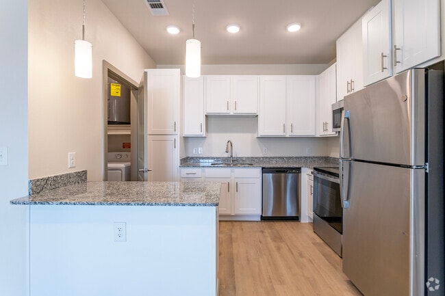 Studio, 1BA - 557SF - Kitchen