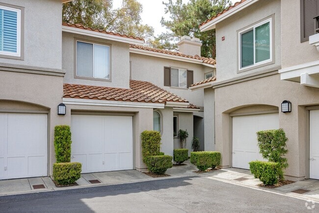 Building Photo - Charming Ground-Level Condo in California ...