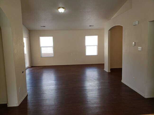 Photo - 3 bed 2 bath home in Huning Ranch