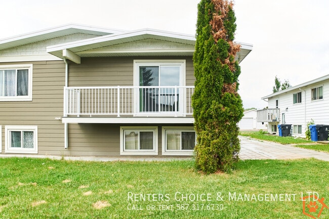 Building Photo - Pet Friendly Townhouse, No Lawn Care Respo...