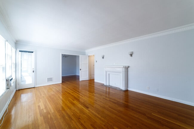Building Photo - 452 S New Hampshire Ave Unit 3