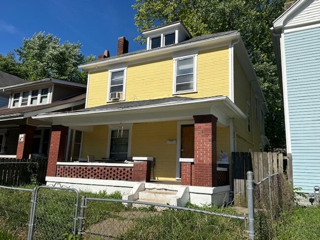 Building Photo - Great 4 bed 1.5 bath with detached garage ... Rental