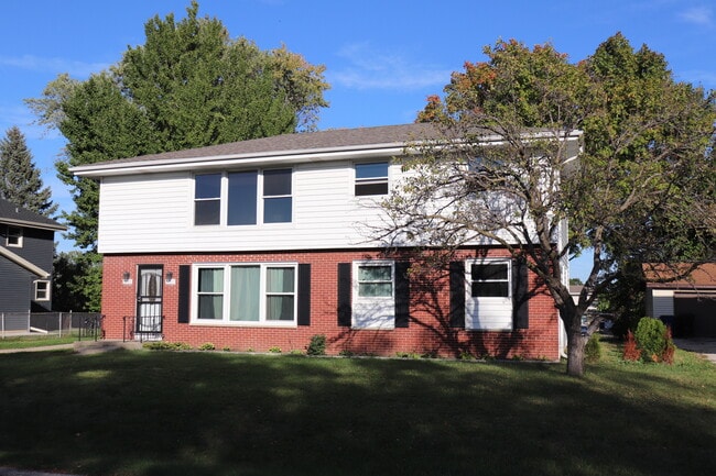 Building Photo - 3627 Southwood Dr Unit 3627 Southwood dr. Upper