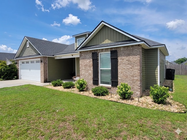 Building Photo - Modern 4BR Home with Screened Porch, Granite Kitchen & Fenced Backyard
