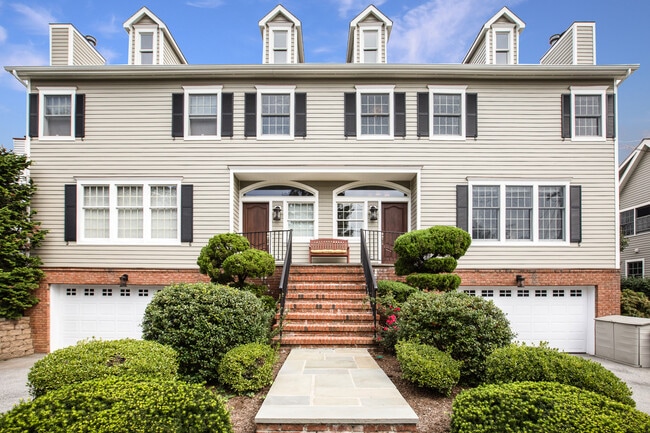 Building Photo - 423 English Pl