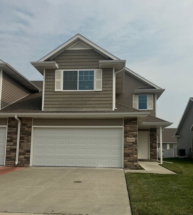 Building Photo - Spacious 3-Bedroom Townhome in Prairie Vil...