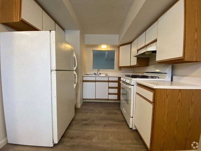 Building Photo - Amazing Two Bedroom Townhouse in Zelienopl...