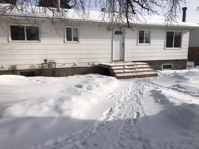 Photo - 4308-4346 46 St