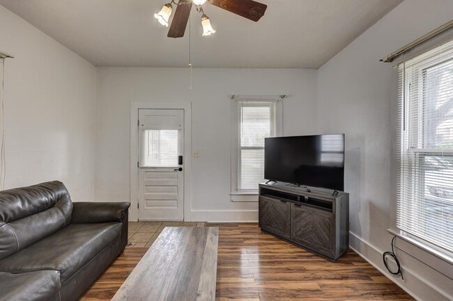 1221 W 10th St