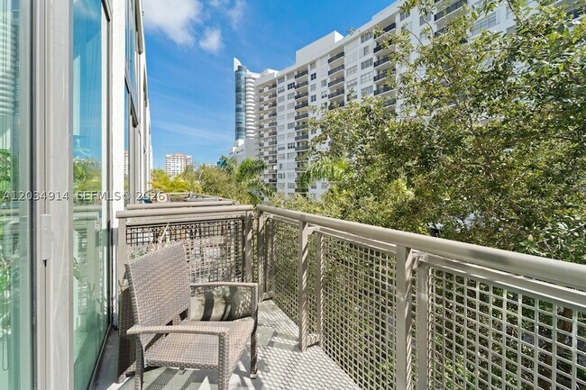 6000 Collins Ave Unit 517