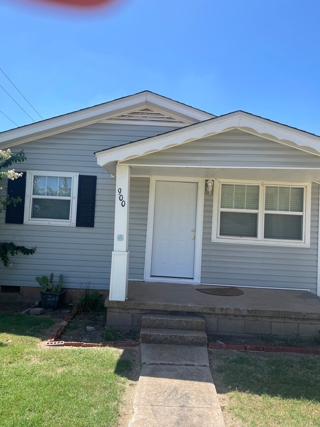 Photo - 900 N University Blvd House