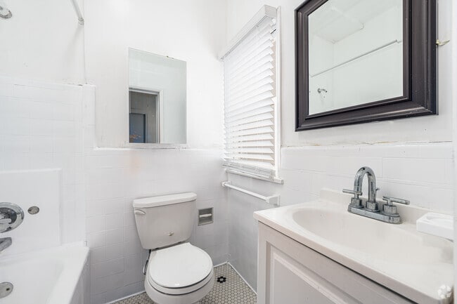1BR, 1BA - 700SF - Bathroom