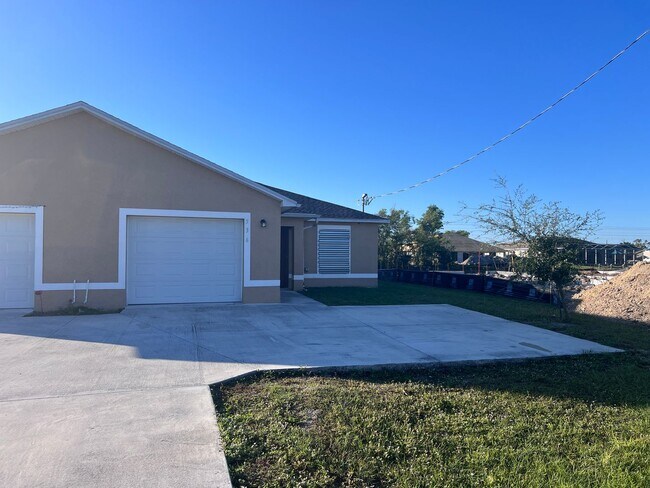 Charming 3-Bed, 2-Bath Duplex in Cape Coral – - Charming 3-Bed, 2-Bath Duplex in Cape Coral – House
