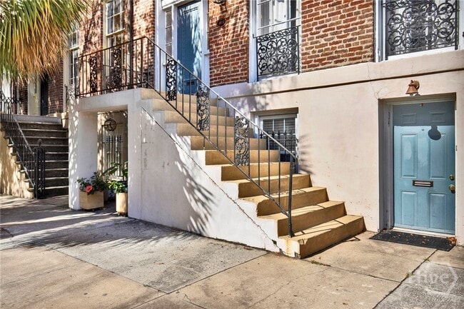 Photo - 32 E Taylor St