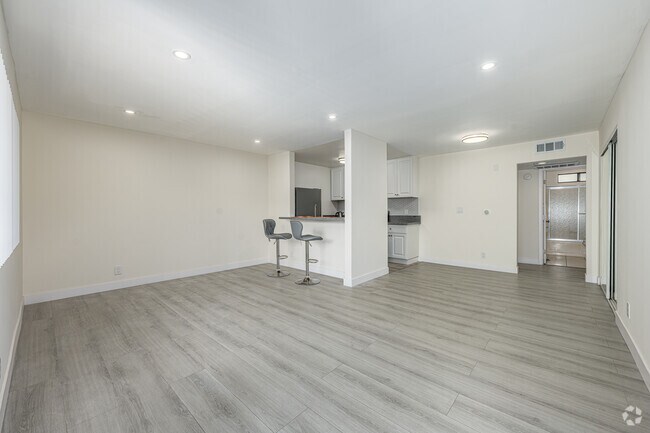 1BR, 1BA - 625SF - Dining Room - 142 S Normandie Ave