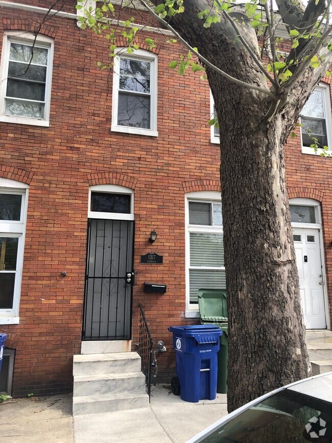 Building Photo - 2 Bedroom 1 bathroom with central air town... Rental