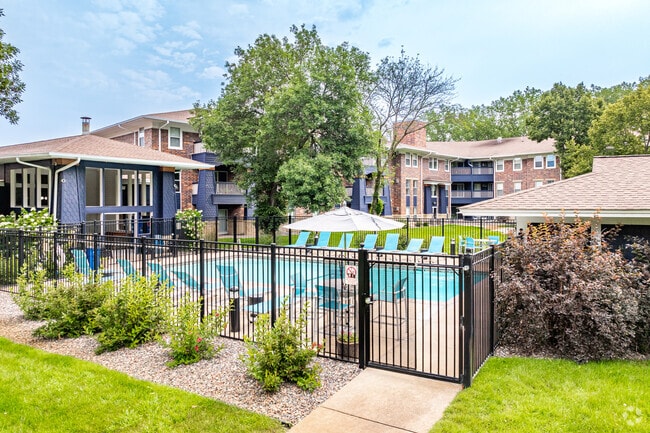 Outdoor Pool - Lake Place Luxury Apartments & Townhomes