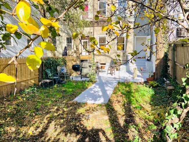 Building Photo - 196 W 9th St