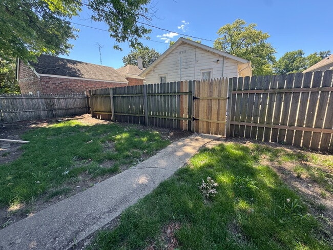 Photo - "Your Own Little Hideaway" — Private 2 Bed Home with Balcony & Yard Unit REAR