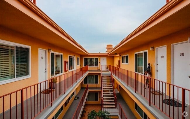 Building Photo - 382 Coronado Ave Unit Belmont Heights condo