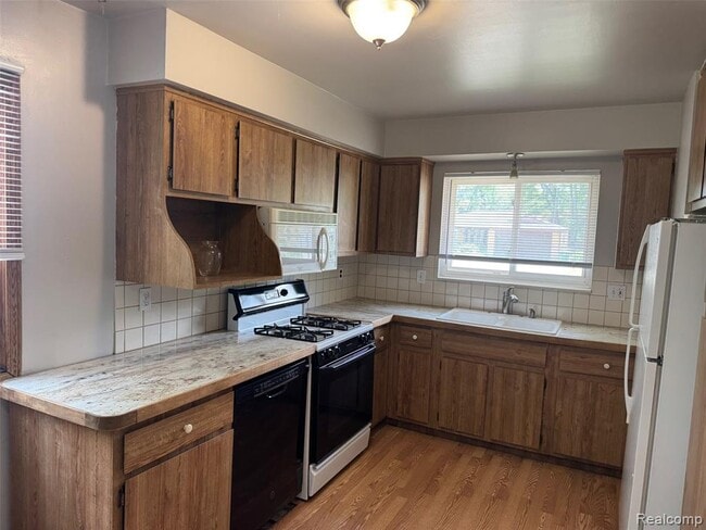 Photo - 24755 Trombley St