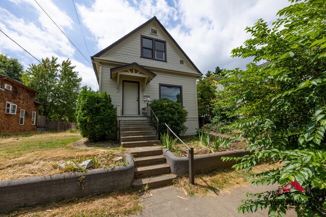 542 NE Brazee St