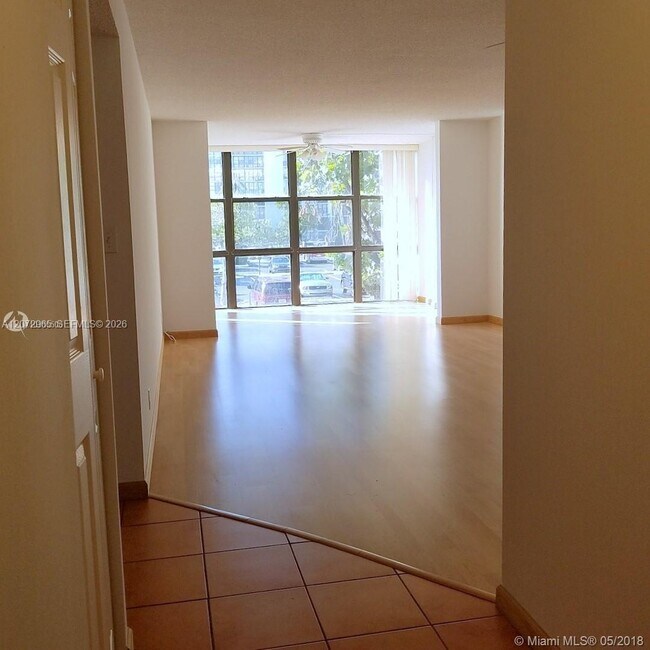 Photo - 1000 Parkview Dr Unit 216
