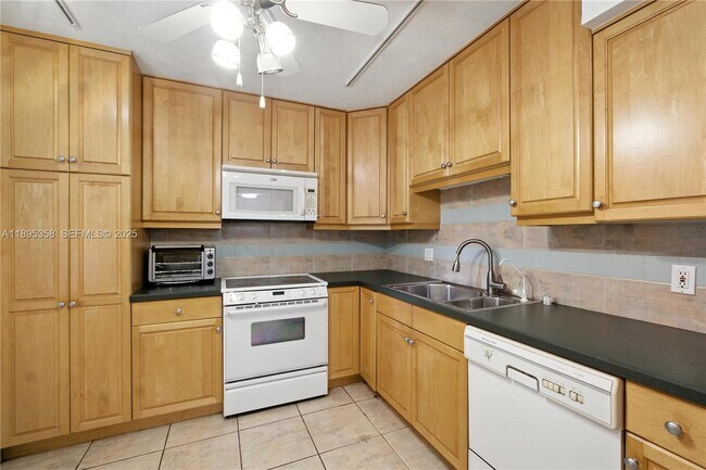 Photo - 3850 Oaks Clubhouse Dr Unit 307